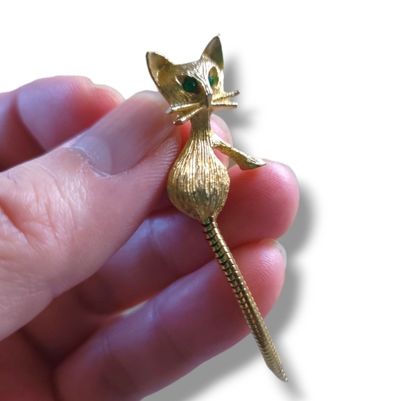 Jewelry - VTG Cute Green Eyed Gold Tone Movable Cat Brooch